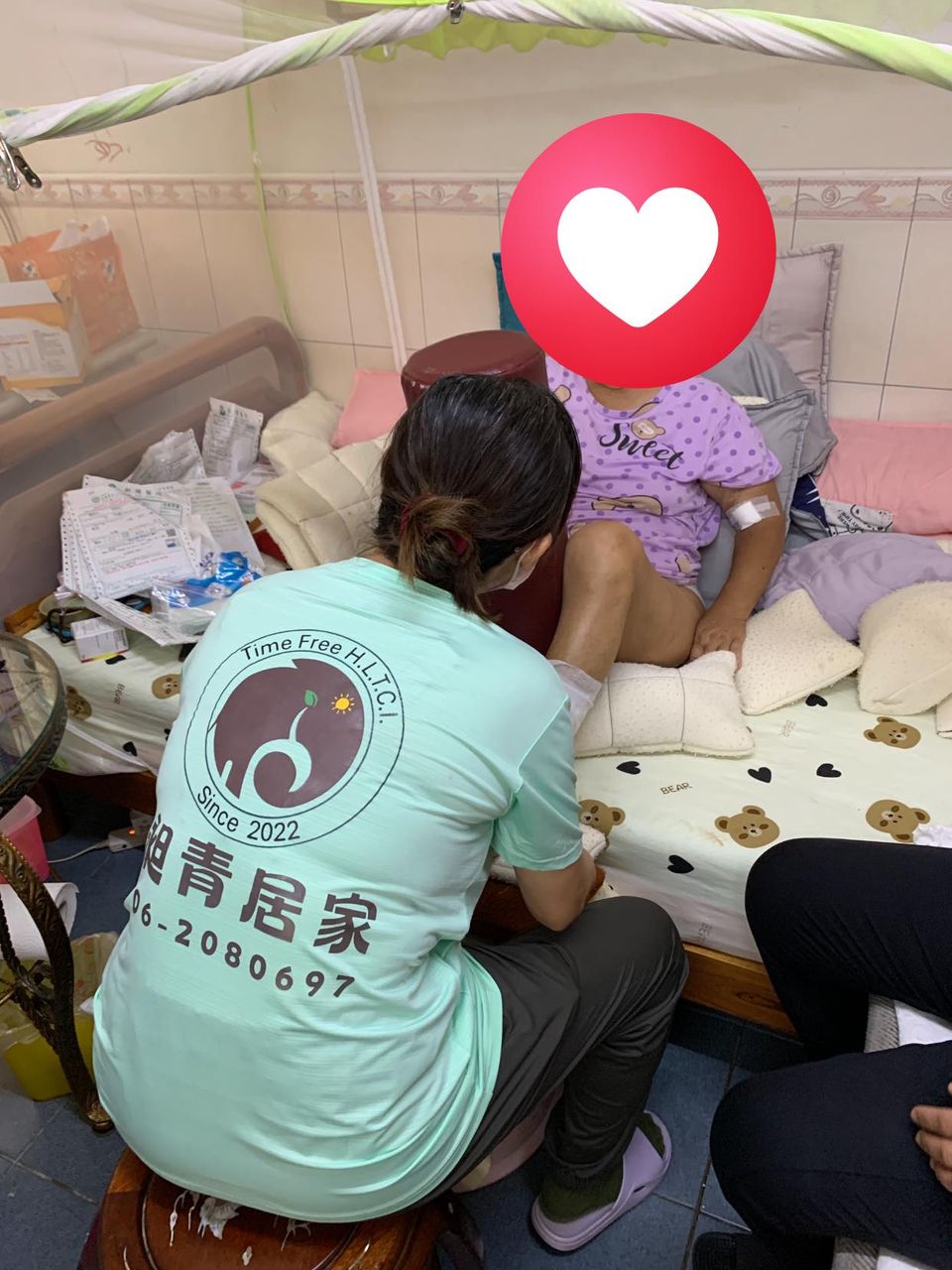 居服員協助案主肢體關節活動
